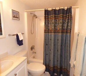 Combined shower/tub, towels, toilet paper - SEASIDE ESCAPE ON ST. AUGUSTINE BEACH - WHERE OLD IS NEW AGAIN!!! (St Augustine Beach)