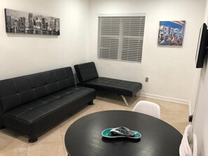 Smart TV - OCEAN Dr, Steps to Beach, POOL  APT. 1/1, WITH PARKING PERMIT and CITY APPROVED. (Miami Beach)