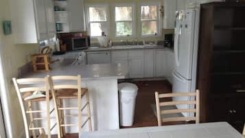 Een koelkast, een microgolfoven, een oven, een vaatwasser