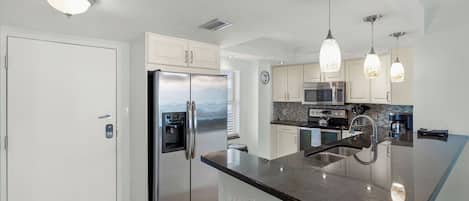 Réfrigérateur, micro-ondes, four, lave-vaisselle