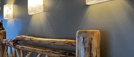 Ein rustikaler hölzerner Kopfseitenverkleidung mit natürlicher Oberfläche und schlichtem, geradlinigen Design.