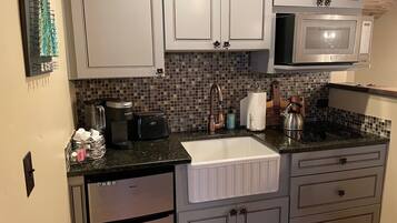 Réfrigérateur, micro-ondes, plaque de cuisson, cafetière/bouilloire