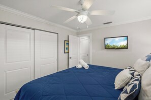 2 bedrooms, WiFi, bed sheets - Crystal Sands Villa 17 - Private Beach (Sarasota)