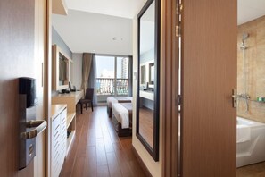 Minibar, in-room safe, desk, iron/ironing board - Sao Viet Hotel (Nha Trang)