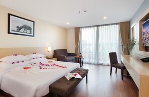 Suite sénior, balcón, vistas al mar (Double or Twin) | Minibar, caja fuerte, escritorio y tabla de planchar con plancha