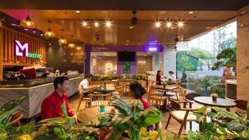 Se sirven desayunos, almuerzos y cenas; cocina local e internacional