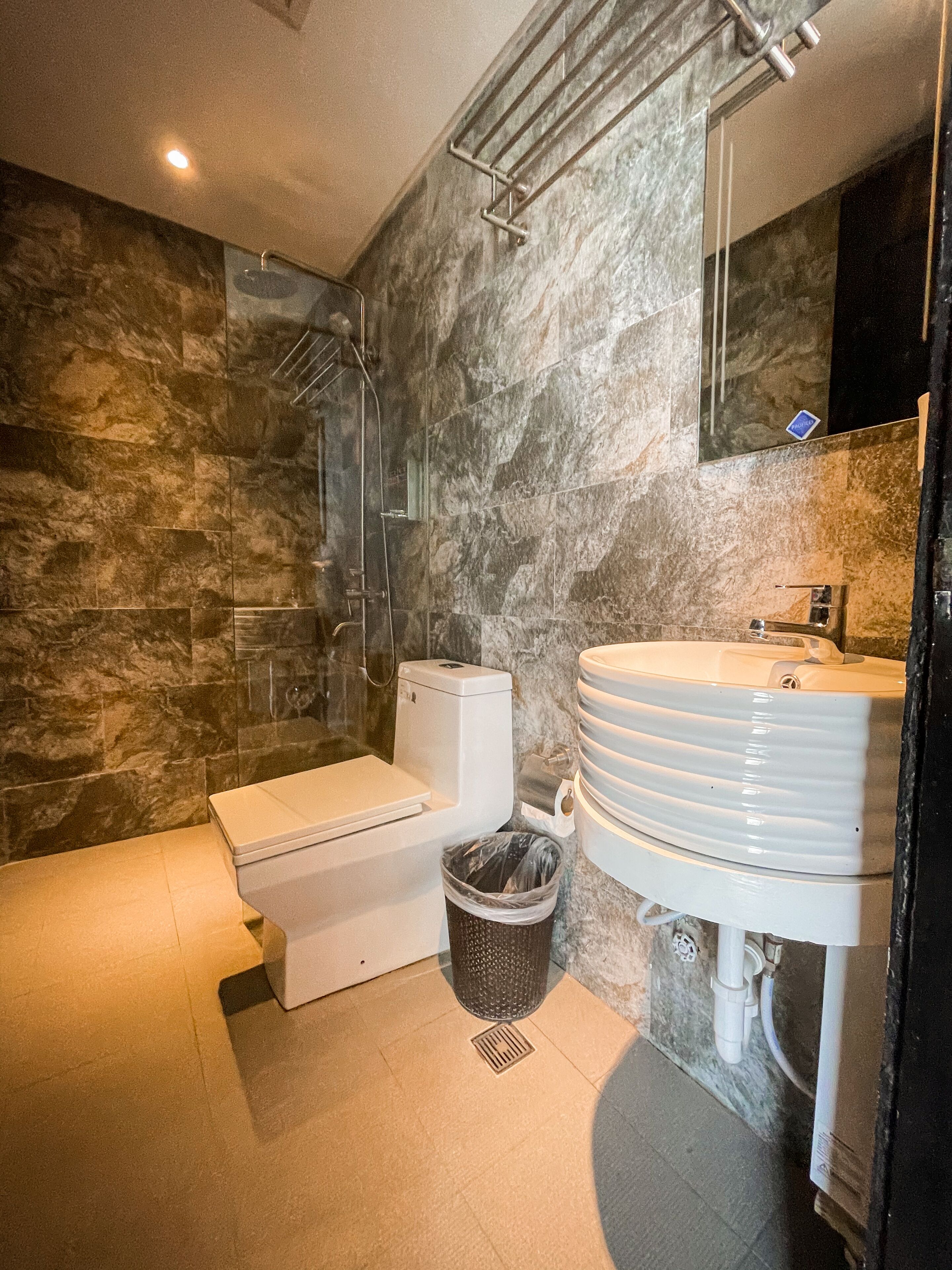 deluxe double or twin room, 2 double beds, ocean view | bathroom | shower, free toiletries, slippers, bidet