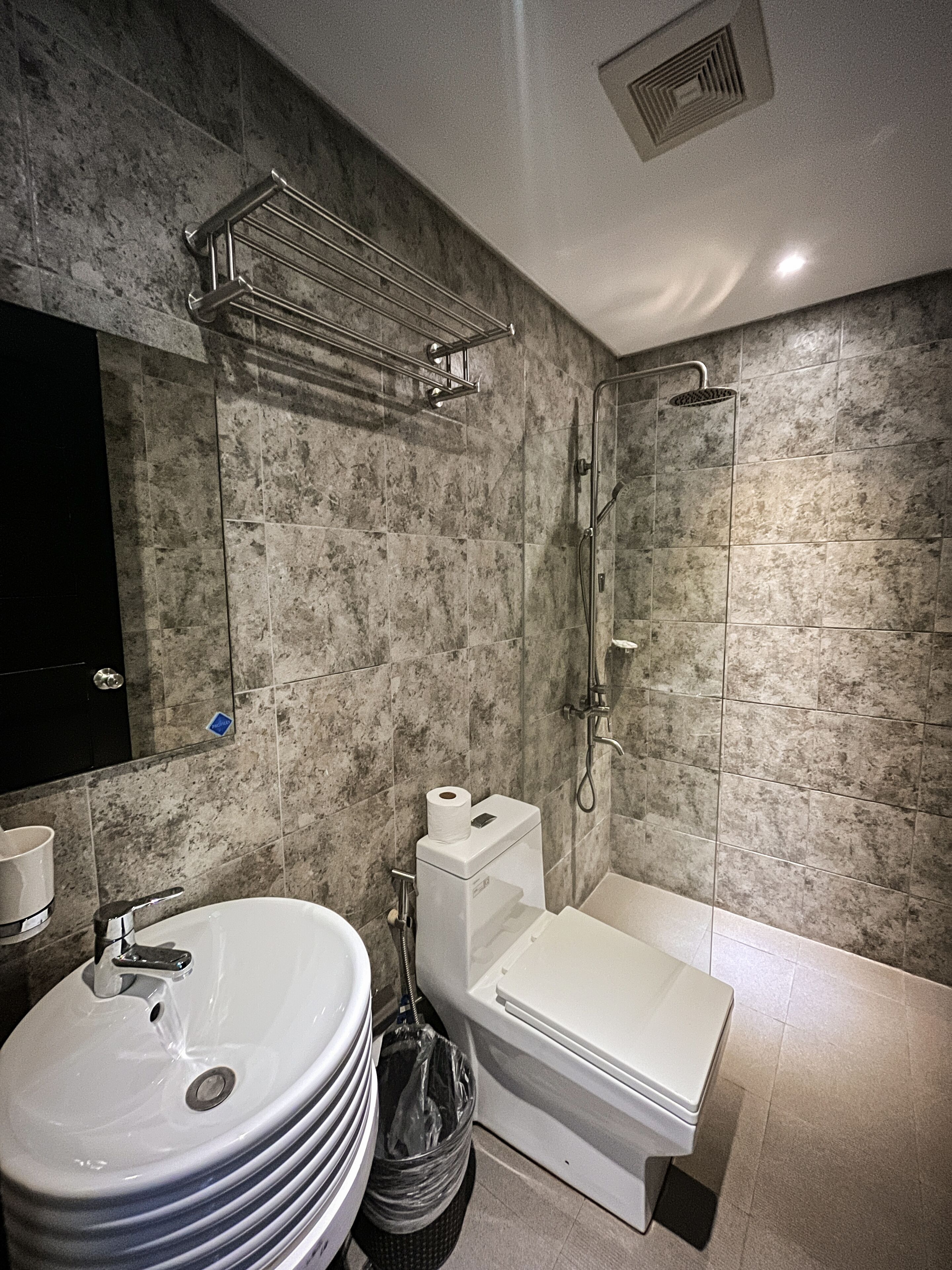 Kamar Double Deluks, 1 Tempat Tidur King, pemandangan samudra | Kamar mandi | Shower, perlengkapan mandi gratis, sandal, dan kloset