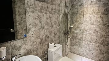 Kamar Double Deluks, 1 Tempat Tidur King, pemandangan samudra | Kamar mandi | Shower, perlengkapan mandi gratis, sandal, dan kloset