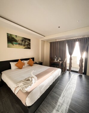 Desk, soundproofing, free WiFi, bed sheets - Navarro Hotel (Malay)