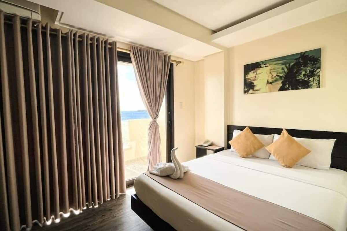 Desk, soundproofing, free WiFi, bed sheets