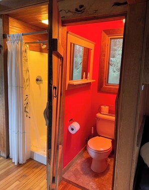 Articles de toilette écologiques, séchoir à cheveux, serviettes fournies