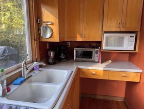 Réfrigérateur, four à micro-ondes, surface de cuisson, cafetière-théière