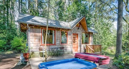 Pet Friendly - Peaceful Cabin in the Wood - Hot Tub
