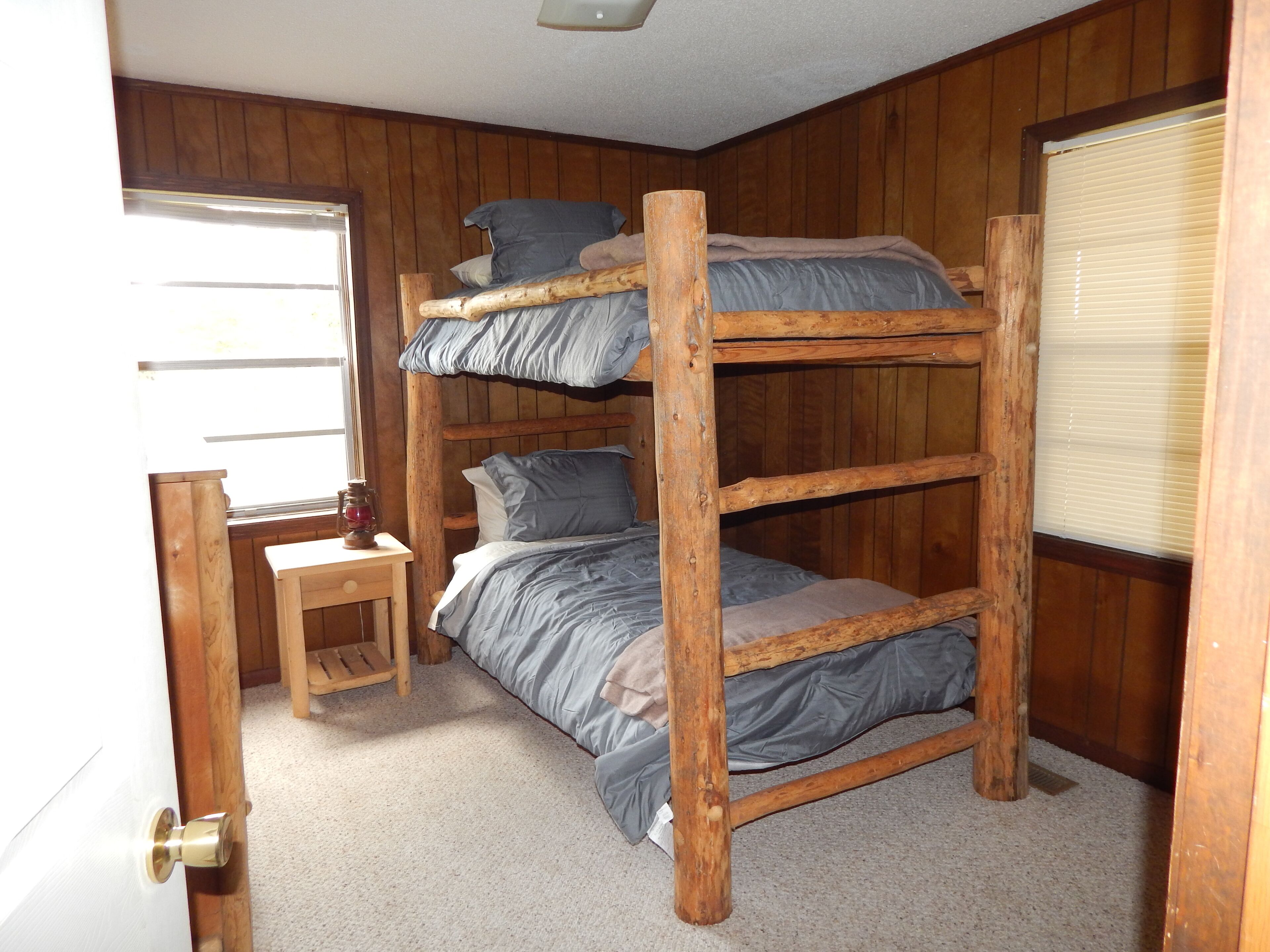 2 bedrooms, desk, WiFi, bed sheets