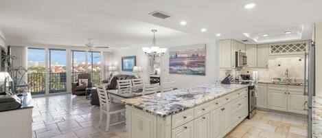 Kjøleskap, mikrobølgeovn, ovn og oppvaskmaskin