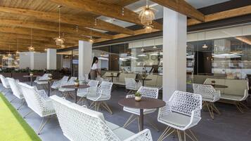 Bar en bord de piscine