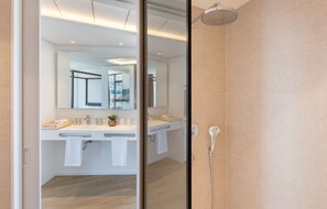 Kamar Premium | Kamar mandi | Bathtub besar, perlengkapan mandi gratis, pengering rambut, dan handuk