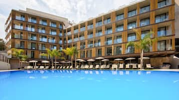 2 outdoor pools, pool loungers