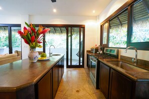 Réfrigérateur, four à micro-ondes, surface de cuisson, cafetière-théière