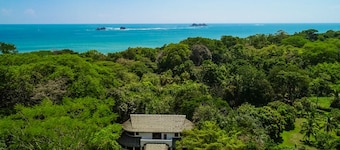 Belle suite en plein air avec grand balcon avec vue sur la montagne