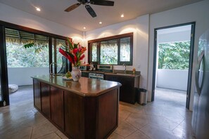 Réfrigérateur, four à micro-ondes, surface de cuisson, cafetière-théière