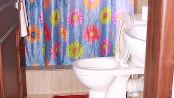 Enkeltrom | Bad | Dusj, regndusjhode, toalettartikler (inkludert) og håndklær