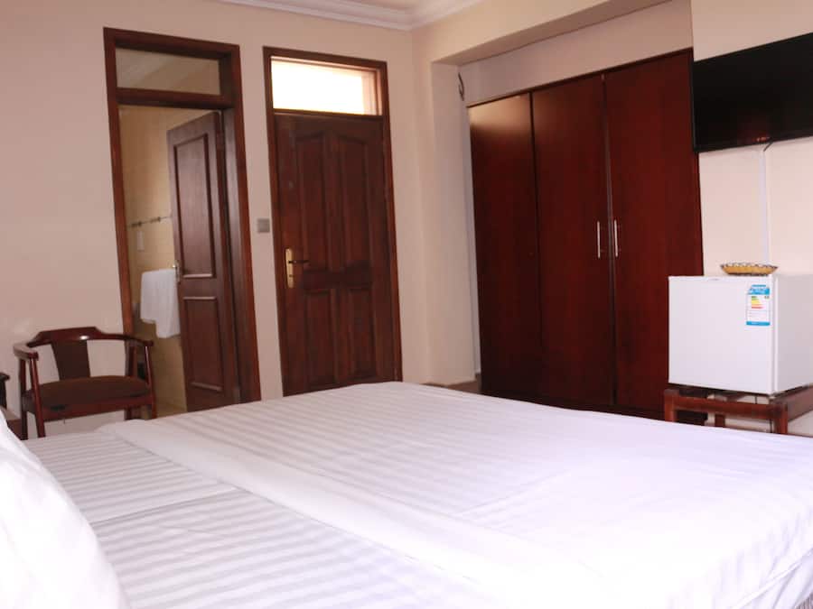 Zweibettzimmer | Minibar, Schreibtisch, Verdunkelungsvorhänge, kostenloses WLAN