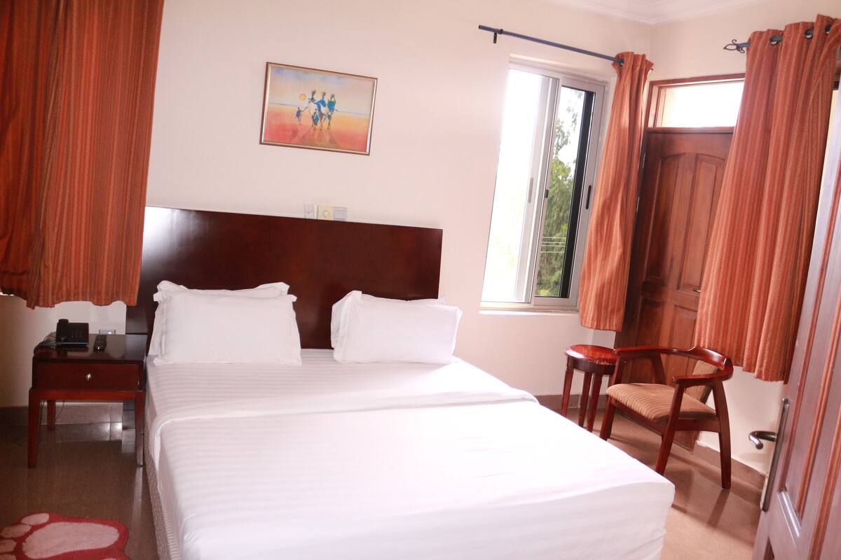 Executive Room | Minibar, desk, blackout drapes, WiFi (free)