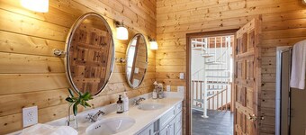 Wood Stove, HOT TUB, Peaceful, Near town NO PETS ALLOWED (Seahaven)