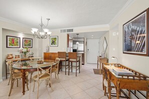 Dining - Crystal Sands Tower Unit 404 - Beachfront (Sarasota)