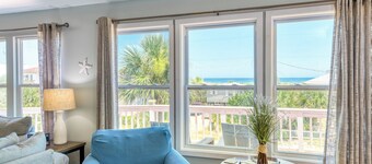 Vue imprenable sur l'océan, 5 chambres à coucher, 3 salles de bain, 2 cuisines et 2 salons.