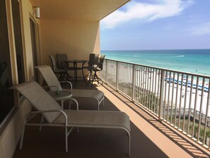 Outdoor dining - Georgeous 3 Bed Unit; Wrap-around Balc w/ Spect Views; Beach Chair Setup Incl. (Panama City Beach)