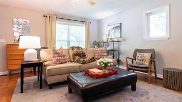 Téléviseur connecté, lecteur de DVD, livres, sélection de musique