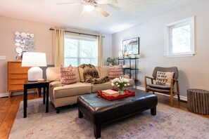 Smart-TV, DVD-spiller, bøker og musikkbibliotek