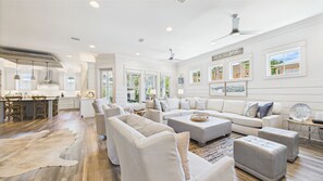 Smart TV, fireplace, ping pong, books - 4 Bedroom Grayton Luxury-Elevator-Sleeps 12- Private beach access with set-up (Santa Rosa Beach)