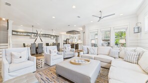 Smart-tv, eldstad, ett bordtennisbord och böcker