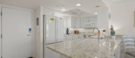 Refrigerador, microondas, horno y lavavajillas