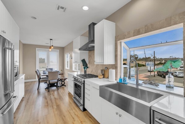 Geladeira, micro-ondas, fogão, cooktop