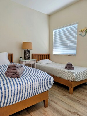 3 bedrooms, iron/ironing board, WiFi, bed sheets - Surfside Beach Escape (San Clemente)