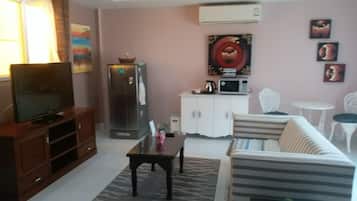 Premium Studio Suite, 1 Queen Bed, Non Smoking, Garden View | Room amenity