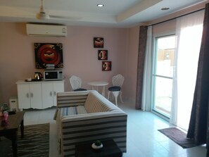 Premium Studio Suite, 1 Queen Bed, Non Smoking, Garden View | Premium bedding, in-room safe, individually decorated