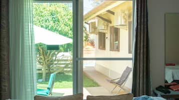 Suite estudio Premium, 1 cama Queen size, para no fumadores, vista al jardín | Ropa de cama de alta calidad y caja de seguridad en la habitación