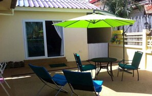 Premium studio suite, 1 queensize bed, niet-roken, uitzicht op tuin | Terras