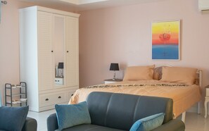 Deluxe studio | Luxe beddengoed, een kluis op de kamer, individueel gedecoreerd