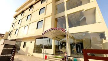 Vista frontal de la propiedad