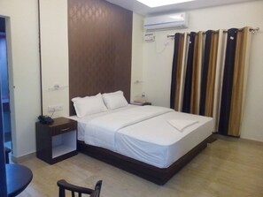 Chambre Deluxe, 1 très grand lit, non-fumeurs | Lits pliants/supplémentaires, Wi-Fi gratuit