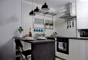 Deluxe-huoneisto | Yksityinen keittonurkkaus | Jääkaappi, mikroaaltouuni, uuni, liesi