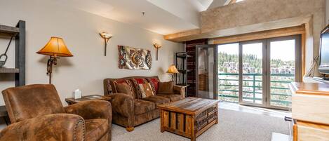 Televisión y chimenea