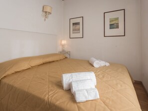 2 habitaciones, escritorio y tabla de planchar con plancha 